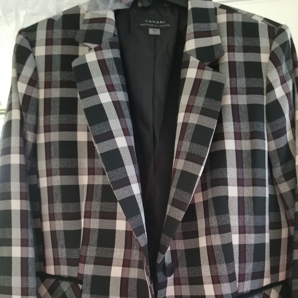 BNWT Tahari Plaid Size 16 blazer (Price firm)